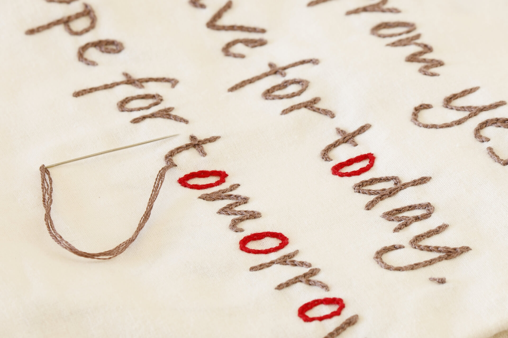 刺繍の糸始末をする場面