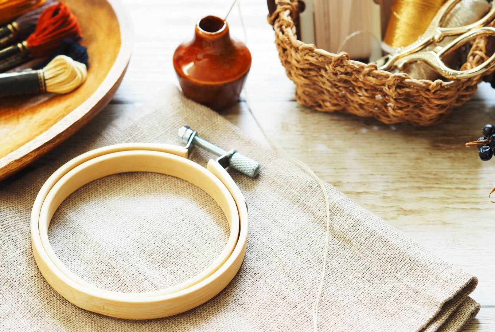 糸や布など刺繍に必要な道具