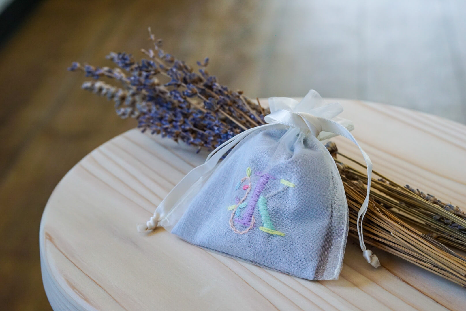 イニシャルの刺繍が入った巾着袋