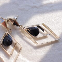 40代女性のピアスの選び方！アクセサリーで大人の気品を演出！