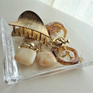 お呼ばれの結婚式でのヘアアクセのマナーとは？おすすめの選び方