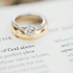 アクセサリーの色は統一がセオリー？ミックス使いのポイントも解説