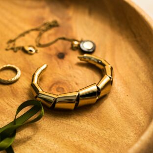 アクセサリーは「見せる収納」でおしゃれに飾る！アイデアを紹介