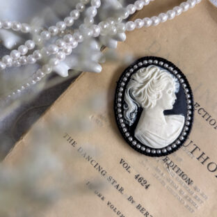 ヴィンテージカメオのブローチ – classical black