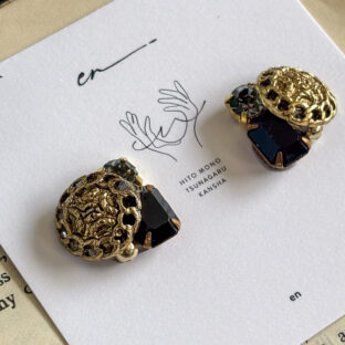 ジャパンヴィンテージのゴールドボタンとラインストーンのピアス/イヤリング