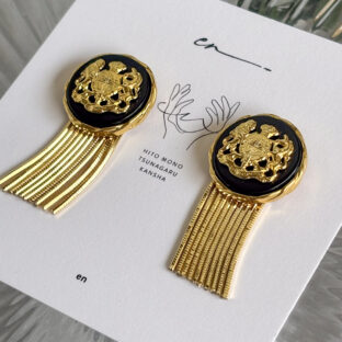 ヴィンテージボタンと繊細チェーンが揺れる 大人のピアス/イヤリング