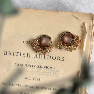 3色ビーズとヴィンテージボタンのレトロ可愛い大人ピアス/イヤリング