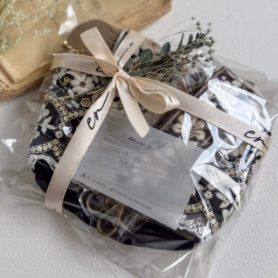 大人のためのインド刺繍ポーチ3点セット｜プチギフトや自分へのご褒美に｜ヴィンテージチャーム付き