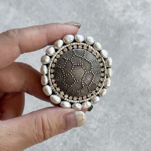 淡水パールとジャパンヴィンテージボタンのブローチ［シルバー］