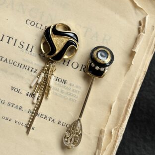 ジャパンヴィンテージボタン アシンメトリーチャーム ピアス/イヤリング