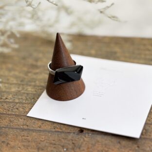 ドイツ製ヴィンテージガラスのリング｜13号・本ロジウム【艶ブラック】